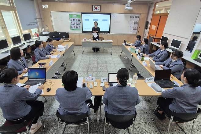 구미여상에서 실시된 면접 특강 및 실습 교육.[구미대 제공]