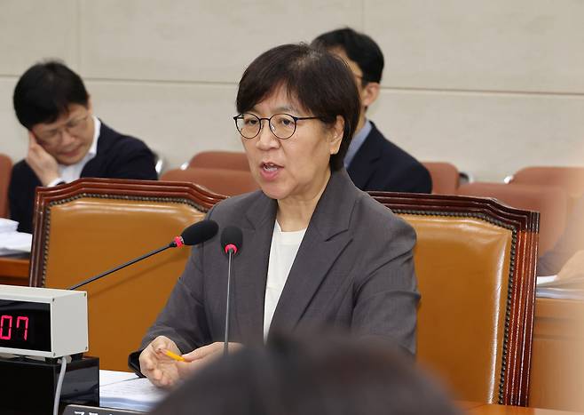 정은경 보건복지부 장관 후보자가 18일 국회 보건복지위원회에서 열린 인사청문회에서 의원 질의에 답변하고 있다.[연합]