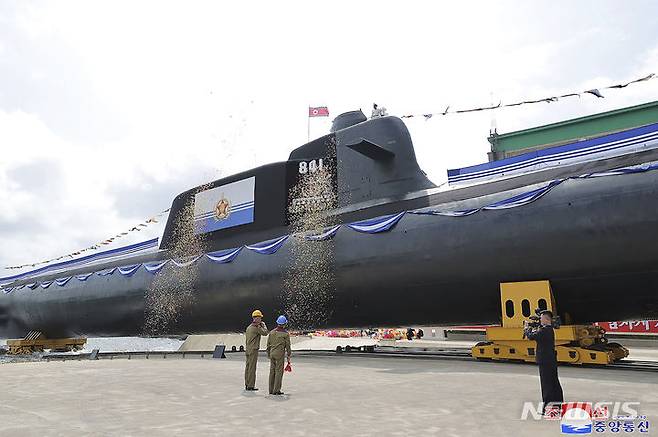 [평양=AP/뉴시스] 북한 조선중앙통신이 8일 제공한 사진에 지난 6일 열린 전술핵공격잠수함 진수식에서 김군옥 영웅함이 공개되고 있다. 이 잠수함이 진수 2년이 지나도록 실전에 투입되지 못하고 있다.  2023.09.08.