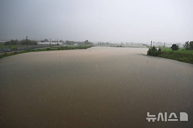 [광주=뉴시스] 박기웅 기자 = 호우경보가 내려진 17일 오후 광주 서구 서창동 서창교 일대 농경지가 쏟아진 비에 침수돼 있다. 2025.07.17. pboxer@newsis.com