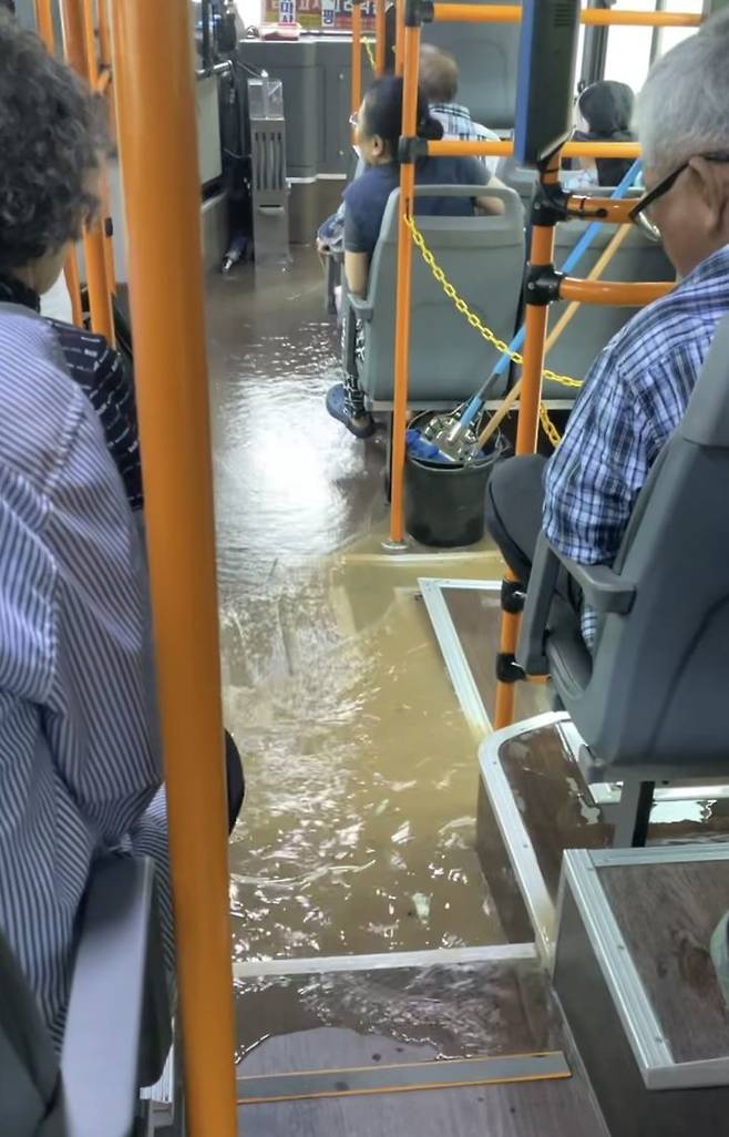 [광주=뉴시스] 17일 오후 광주 한 시내버스가 폭우로 물이 들어차고 있다. (사진=독자제공) 2025.07.17. photo@newsis.com *재판매 및 DB 금지