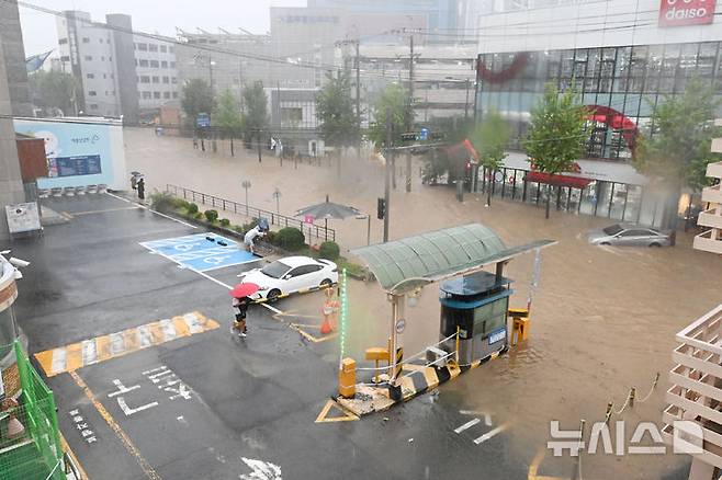 [광주=뉴시스] 이영주 기자 = 광주지역에 하루 최고 311㎜ 폭우가 쏟아진 17일 오후 광주 북구청 앞 도로가 침수돼 흙탕물이 흐르고 있다. 2025.07.17. leeyj2578@newsis.com