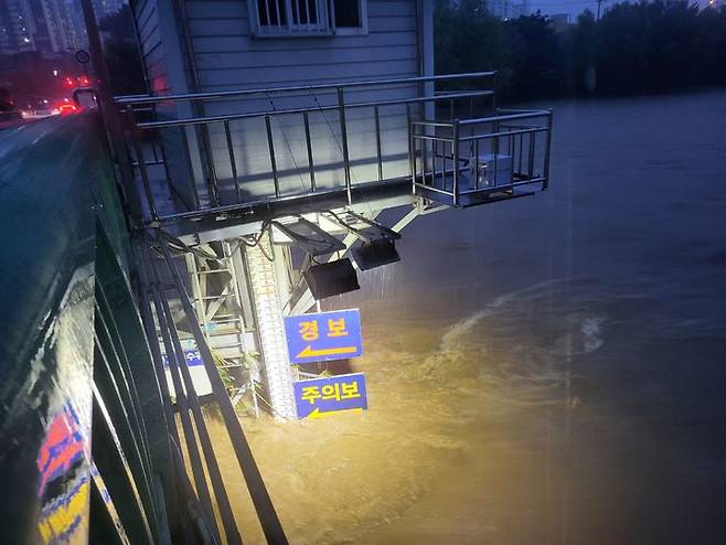 [광주=뉴시스] 17일 오후 광주 서구 유촌교 수위가 폭우로 높아진 상태다. (사진=독자제공) 2025.07.17. photo@newsis.com *재판매 및 DB 금지