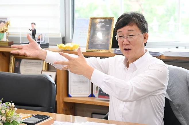 [안산=뉴시스] 문영호 기자 = 이민근 안산시장이 15일 시장 집무실에서 뉴시스와 인터뷰를 하고 있다.2025.07.18.sonanom@newsis.com *재판매 및 DB 금지