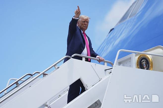 [앤드루스합동기지=AP/뉴시스]도널드 트럼프 미국 대통령이 15일(현지 시간) 메릴랜드주 앤드루스합동기지에서 대통령전용기에 탑승하며 포즈를 취하고 있다. 2025.07.16.