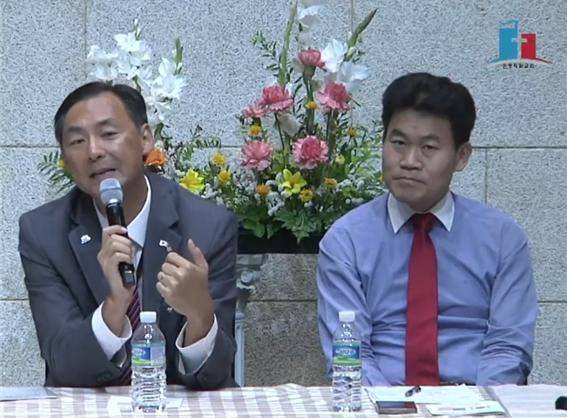 [서울=뉴시스] 왼쪽부터 모스 탄 미국 리버티대 교수와 전한길 전 한국사 강사. (출처=은평제일교회 유튜브) *재판매 및 DB 금지