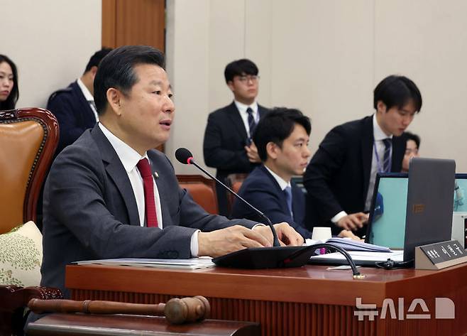 [서울=뉴시스] 고승민 기자 = 23일 서울 여의도 국회에서 열린 제424회 국회(임시회) 산업통상자원중소벤처기업위원회 제2차 전체회의에서 이철규 위원장이 회의를 주재하고 있다. 2025.04.23. kkssmm99@newsis.com