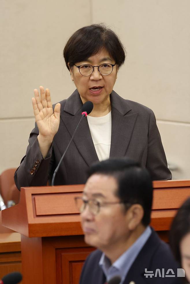 [서울=뉴시스] 고승민 기자 = 정은경 보건복지부 장관 후보자가 18일 서울 여의도 국회 보건복지위원회에서 열린 인사청문회에서 선서를 하고 있다. 2025.07.18. kkssmm99@newsis.com