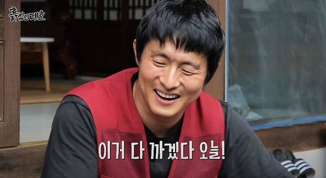 [서울=뉴시스] 방송인 김대호·기안84가 지난 17일 유튜브 채널에 올라온 영상에서 텃밭 야채들로 직접 반찬을 만들어 함께 식사했다. (사진=유튜브 채널 '흙심인대호' 캡처) 2025.07.18. photo@newsis.com *재판매 및 DB 금지