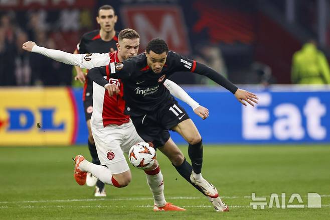 [암스테르담=AP/뉴시스] 독일 프로축구 분데스리가 프랑크푸르트의 위고 에키티케(가운데). 2025.03.06.