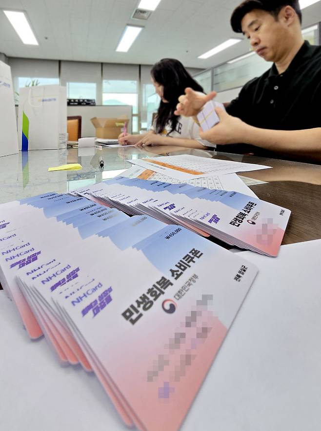 [임실=뉴시스] 임실군청 직원들이 빠른 지급을 위해 민생회복 소비쿠폰을 정리하고 있다. *재판매 및 DB 금지