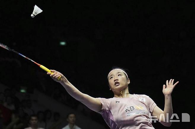 [자카르타=AP/뉴시스] 안세영(1위)이 8일(현지시간) 인도네시아 자카르타 이스토라 스타디움에서 열린 세계배드민턴연맹(BWF) 월드투어 슈퍼 1000 인도네시아 오픈 여자 단식 결승에서 왕즈이(2위·중국)와 경기하고 있다. 안세영이 2-1(13-21 21-19 21-15)로 역전승을 거두고 4년 만에 정상을 탈환했다. 2025.06.08.