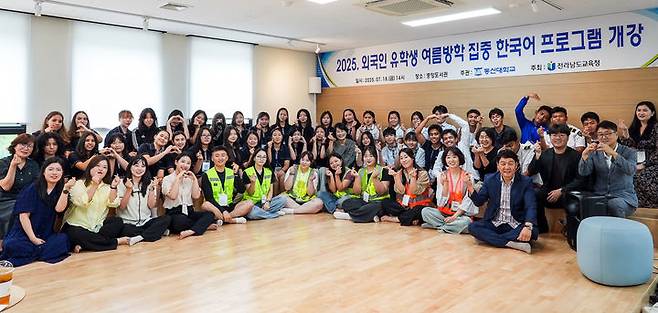 [나주=뉴시스] 외국인 유학생들이 18일 동신대 중앙도서관에서 2025 외국인 유학생 여름방학 집중 한국어 프로그램에 참여하고 있다. (사진=동신대 제공) photo@newsis.com *재판매 및 DB 금지