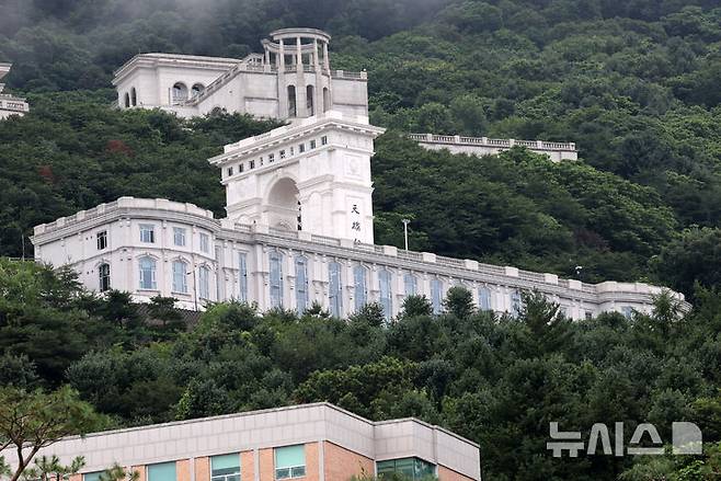 [가평=뉴시스] 배훈식 기자 = 김건희 여사 의혹을 수사하는 민중기 특별검사팀이 통일교 압수수색에 들어간 18일 오후 경기 가평군 통일교 천승전 모습. 2025.07.18. dahora83@newsis.com