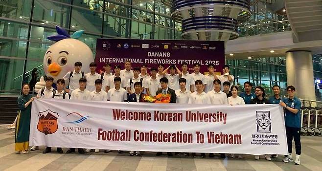 [서울=뉴시스] 베트남 다낭에서 열리는 컵 대회에 참가하는 한국 대학축구 선발팀. (사진=한국스포츠에이전트협회 제공) *재판매 및 DB 금지