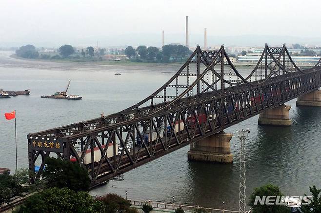 [단둥=AP/뉴시스] 중국의 대북 무역 통로인 압록강 조중우의교. 자료사진. 2025.07.18