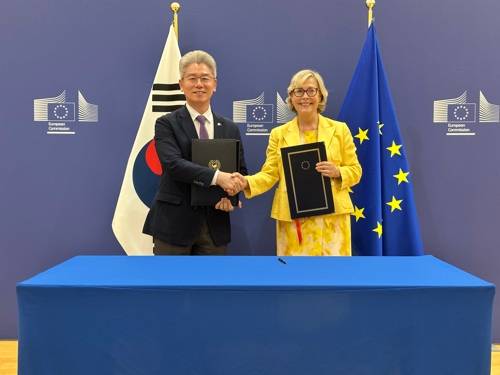 '호라이즌 유럽' 협정 의정서 교환하는 한-EU 대표 [연합뉴스 제공]