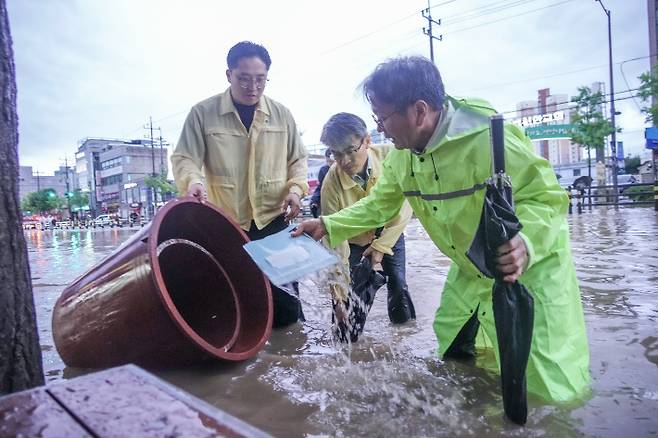 광주에 지난 17일 기상 관측 이래 하루 최고치인 426.4㎜의 기록적인 폭우가 쏟아지면서 피해가 속출하고 있다. 광주시는 긴급심야회의를 진행하는 등 피해 최소화에 총력 대응하고 있다. 광주광역시 제공