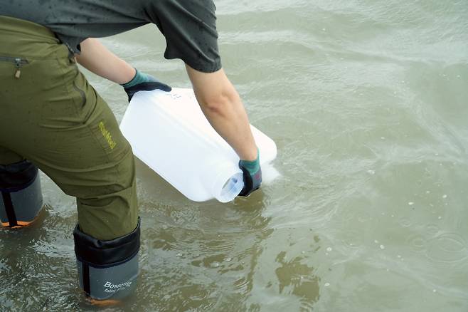 원자력안전위원회는 지난 4일 북한 평산 우라늄 정련공장 폐수 문제와 관련해 시료 채취를 위해 한국원자력안전기술원(KINS) 전문가들을 강화도 현장에 파견했다고 밝혔다. 연합뉴스