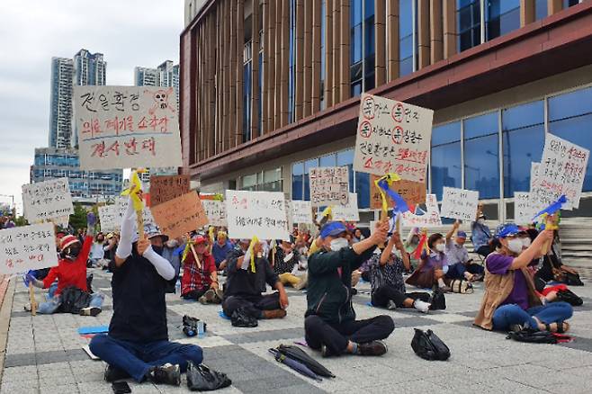 전북 완주군 상관면의 주민과 한일장신대학교 학생 등 100여 명이 지난 2022년 6월 23일 오전 전북지방환경청 앞에 모여 의료 폐기물 소각장 설치에 반대하고 나섰다. 송승민 기자