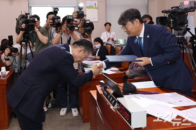 정성호 법무부 장관 후보자가 16일 오전 서울 여의도 국회 법제사법위원회에서 열린 인사청문회에서 이춘석 법사위원장에게 선서문을 전달하고 있다. 류영주 기자