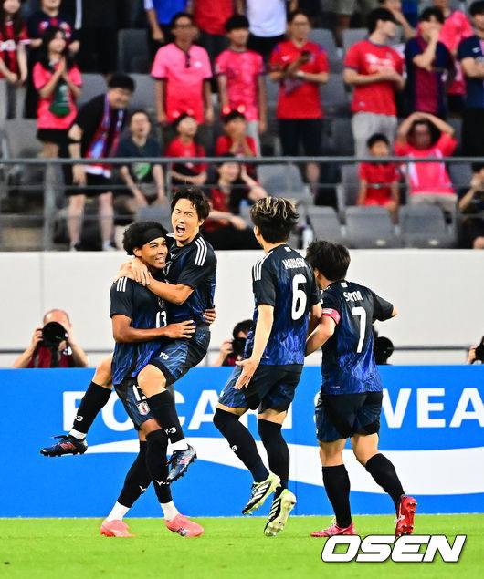 [OSEN=용인, 지형준 기자] 홍명보 감독이 이끄는 남자축구대표팀이 15일 오후 용인 미르스타디움에서 2025 동아시아축구연맹(EAFF) E-1 챔피언십(동아시안컵) 3차전 일본과 경기를 가졌다.&nbsp;한국은 1차전서 중국을 3-0, 2차전서 홍콩을 2-0으로 완파했다. 하지만 일본이 1차전서 홍콩을 6-1, 2차전서 중국을 2-0으로 이겼다. 골득실 +7의 일본이 +5의 한국을 누르고 조 선두인 상황이다. 나란히 2승을 거둔 한국과 일본은 대회 우승컵을 놓고 격돌한다.&nbsp;전반 일본 저메인이 선제골을 넣고 동료선수들과 기뻐하고 있다. 2025.07.15 / jpnews@osen.co.kr