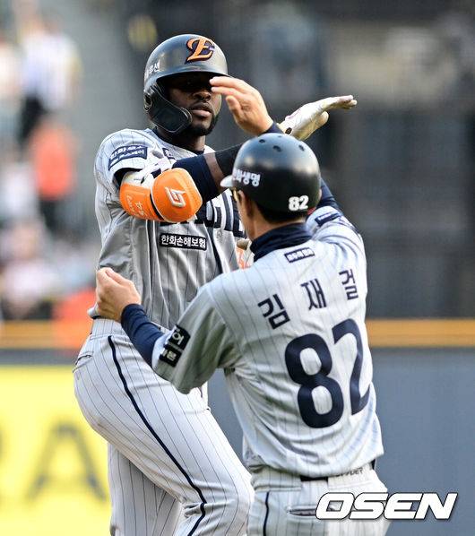 [OSEN=잠실, 지형준 기자] 28일 오후 서울 잠실구장에서 ‘2025 신한 SOL Bank KBO리그’ LG 트윈스와 한화 이글스의 경기가 열렸다.이날 LG는 코엔 윈, 한화는 코디 폰세를 선발투수로 내세웠다.1회초 한화 플로리얼이 선두타자 홈런을 날리며 김재걸 코치와 기뻐하고 있다. 2025.05.28 /jpnews@osen.co.kr