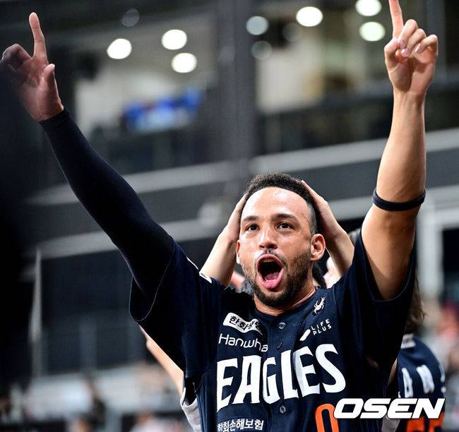 [OSEN=고척, 최규한 기자] 6일 서울 고척스카이돔에서 ‘2025 신한 SOL Bank KBO리그’ 키움 히어로즈와 한화 이글스의 경기가 열렸다.홈팀 키움은 박주성, 방문팀 한화는 라이언 와이스를 선발로 내세웠다.7회초 2사 주자없는 상황 한화 노시환의 달아나는 솔로포 때 동료 리베라토가 더그아웃에서 환호하고 있다. 2025.07.06 /