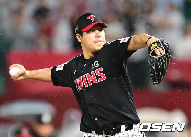 [OSEN=인천, 김성락 기자] 23일 오후 인천 미추홀구 SSG랜더스필드에서 ‘2025 신한 SOL Bank KBO리그’ SSG 랜더스와 LG 트윈스의 경기가 열렸다.이날 홈팀 SSG는 화이트, LG는 손주영을 선발로 내세웠다.8회말 LG 김진성이 마운드에 올라 힘차게 공을 뿌리고 있다. 2025.05.23 / ksl0919@osen.co.kr