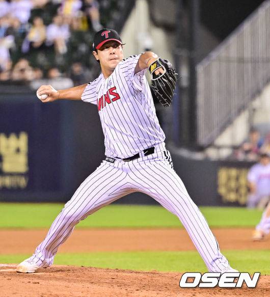 [OSEN=잠실, 박준형 기자] 9일 오후 서울 잠실구장에서 ‘2025 신한 SOL BANK KBO리그’ LG 트윈스와 키움 히어로즈의 경기가 진행됐다.이날 경기에서 LG는 손주영을, 키움은 정현우를 선발투수로 내세웠다. 6회초 LG 김진성 투수가 역투하고 있다.  2025.07.09 /  soul1014@osen.co.kr