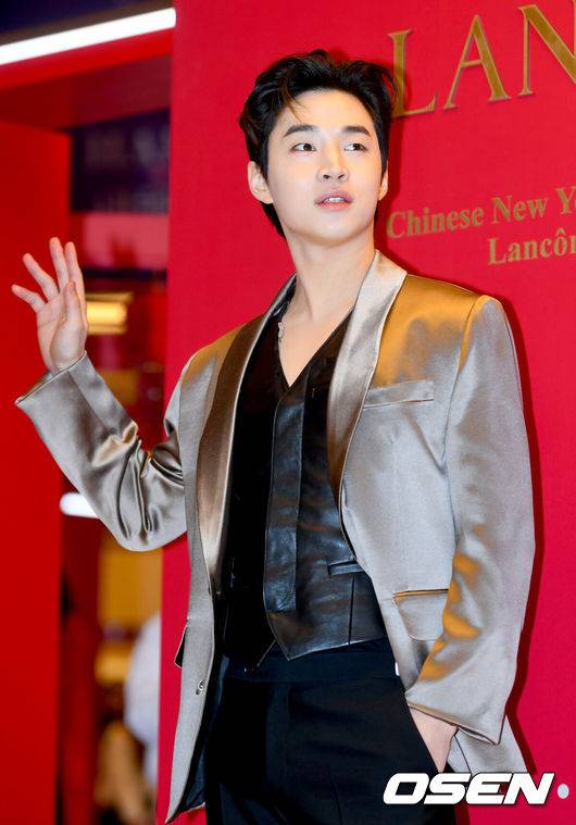 [OSEN=김성락 기자] 18일 오후 서울 신천동 잠실 롯데월드몰에서 한 뷰티브랜드의 2020 새해맞이 팝업 이벤트가 열렸다.가수 헨리가 포토타임을 하고있다./ksl0919@osne.co.kr