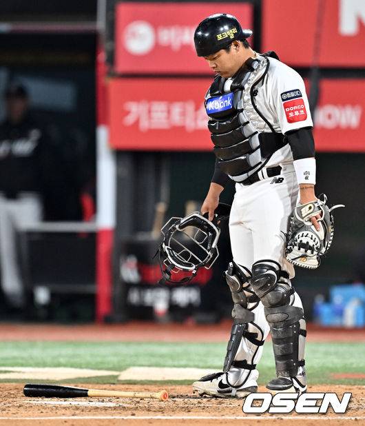 [OSEN=수원, 조은정 기자]10일 오후 경기도 수원 KT위즈파크에서 ‘2025 신한 SOL Bank KBO리그’ KT 위즈와 NC 다이노스의 경기가 열렸다.홈팀 KT는 오원석, 방문팀 NC는 라일리를 선발로 내세웠다.7회초 1사 1루 NC 김휘집 볼넷 때 KT 포수 강백호가 2루로 던진 공이 빠지며 천재환에게 3루 베이스를 내줬다. 아쉬워하는 강백호.  2025.04.10 /cej@osen.co.kr