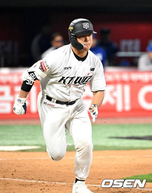 [OSEN=수원, 이대선 기자] 11일 오후 수원 KT위즈파크에서 2025 신한 SOL Bank KBO리그 KT 위즈와 삼성 라이온즈의 경기가 열렸다.3회말 2사 2루에서 KT 강백호가 우전 적시 2루타를 치고 그라운드를 달리고 있다.  2025.04.11 /sunday@osen.co.kr