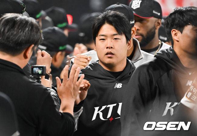 [OSEN=수원, 박준형 기자]   KT가 투타 조화를 앞세워 연승을 달렸다.KT는 9일 수원KT위즈파크에서 열린 ‘2025 신한 SOL BANK KBO리그’  NC와의 대결에서 4-1로 승리했다.경기종료 후 KT 강백호가 동료들과 승리의 기쁨을 나누고 있다.     2025.04.09 /