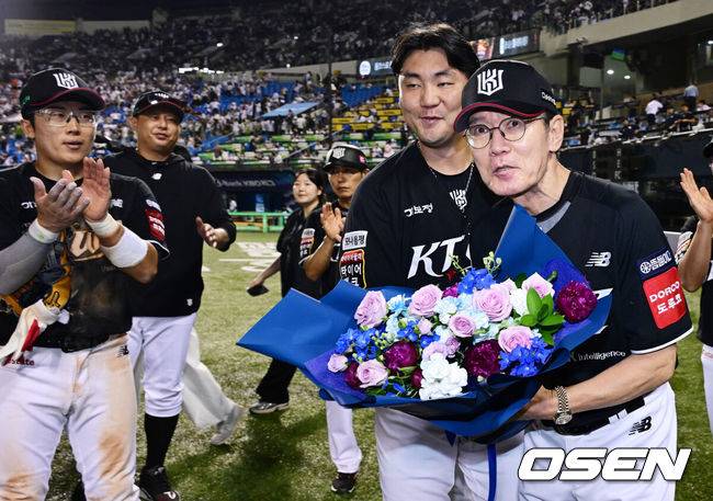 [OSEN=잠실, 지형준 기자] KT 위즈 이강철 감독이 개인 통산 500승을 달성했다.KT는 4일 서울 잠실구장에서 열린 2025 신한 SOL Bank KBO리그 두산 베어스와의 원정 경기에서 6-3 승리를 거뒀다. 오원석은 이날 선발 등판, 6이닝 4피안타 2볼넷 5탈삼진 1실점 퀄리티 스타트로 데뷔 첫 10승 고지를 밟았다. 경기를 마치고 KT 이강철 감독이 선수단에게 꽃다발을 건네 받고 있다. 2025.07.04 /jpnews@osen.co.kr