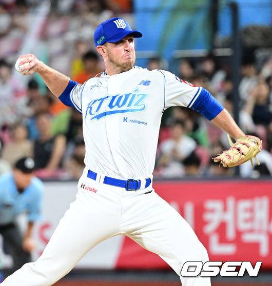 [OSEN=수원, 최규한 기자] 18일 수원 KT위즈파크에서 ‘2025 신한 SOL Bank KBO리그’ KT 위즈와 한화 이글스의 경기가 열렸다.홈팀 KT는 오원석, 방문팀 한화는 코디 폰세를 선발로 내세웠다.7회초 마운드에 오른 KT 투수 패트릭 머피가 힘차게 공을 뿌리고 있다. 2025.07.18 / dreamer@osen.co.kr