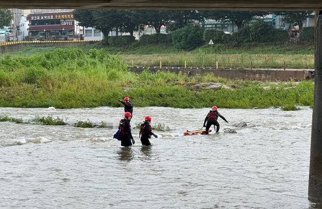 ▲대전시 동구 인동 대전천에서 50대 여성 A 씨가 물에 빠져 숨지는 사고가 발생했다. A 씨는 약 3시간 만에 3.5㎞ 떨어진 대덕구 오정동 세월교 인근에서 발견됐다. ⓒ대전소방본부