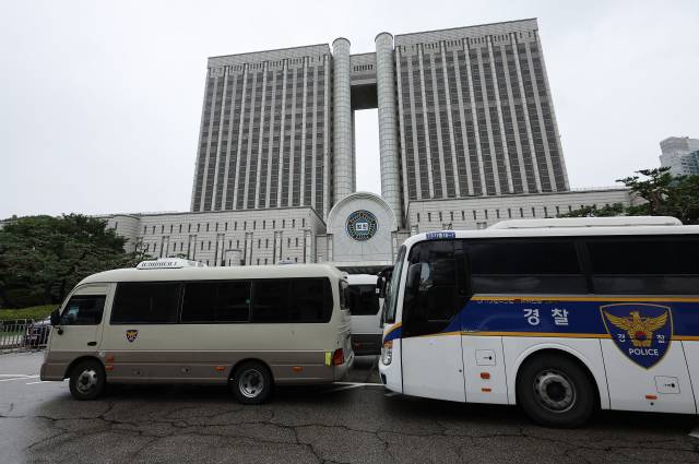 ▲윤석열 전 대통령의 구속적부심 심문이 열린 18일 서울 서초구 서울중앙지방법원에 경찰 버스가 주차돼 있다. ⓒ연합뉴스