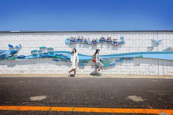 선착장에서 마을로 이어진 길의 조형물.