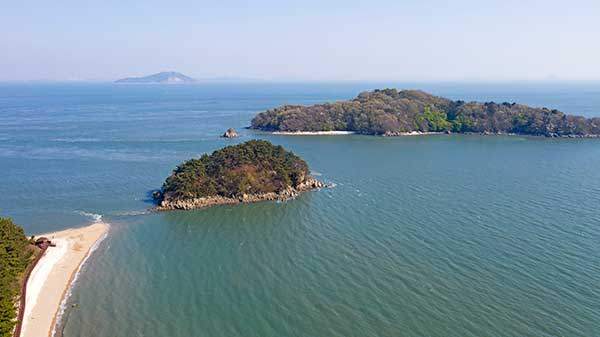 부속섬인 목섬과 검도. 목섬 가는 길이 물때에 따라 열리고 닫히길 반복한다.