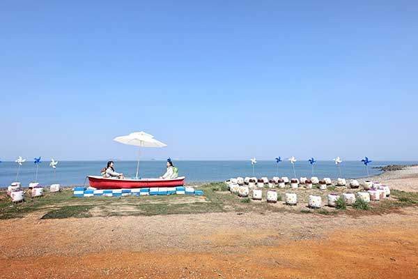 작은섬배해변. 노상 카페가 있어 쉼터 역할을 한다.