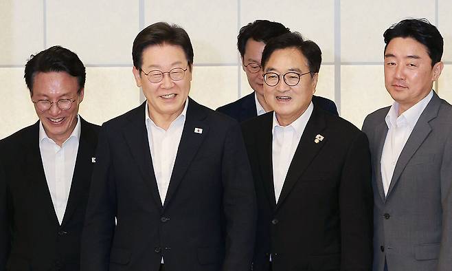 이재명 대통령이 17일 서울 한남동 관저에서 우원식 국회의장, 김민석 국무총리, 강훈식 대통령비서실장과 만찬을 위해 이동하고 있다. 대통령실통신사진기자단