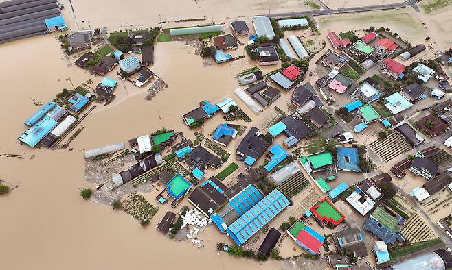 17일 충남 예산군 삽교읍 용동3리 일대 마을이 폭우로 침수돼 있다. 연합뉴스