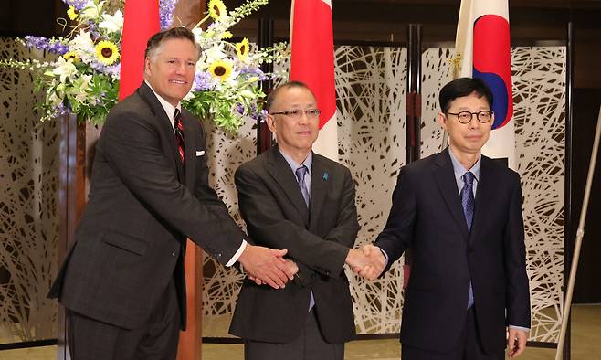 박윤주 외교부 1차관(오른쪽)과 크리스토퍼 랜도 미국 국무부 부장관(왼쪽), 후나코시 다케히로 일본 외무성 사무차관이 18일 일본 도쿄 외무성 이쿠라공관에서 열린 한미일 외교차관 협의회에 앞서 악수하고 있다. 연합뉴스