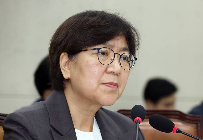 정은경 보건복지부 장관 후보자가 18일 서울 여의도 국회 보건복지위원회에서 열린 인사청문회에서 질의하는 최보윤 국민의힘 의원을 바라보고 있다.&nbsp; &nbsp;뉴시스