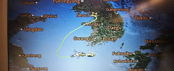 17일 오후 8시 50분 김포발 제주행 여객기내 좌석 모니터에 비행경로가 표시되고 있다. 제주 강동삼 기자