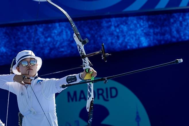 한국 양궁 국가대표 안산이 13일(한국시간) 스페인 마드리드의 발레르모소 경기장에서 열린 2025 양궁 월드컵 4차 대회 리커브 여자 단체전 결승에서 활시위를 당기고 있다. 이날 중국을 꺾고 금메달을 목에 건 안산은 오는 9월 고향인 광주에서 개최되는 세계양궁선수권대회 정상에 도전한다.  세계양궁연맹 제공
