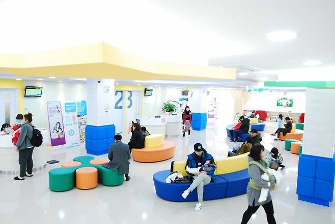 광주센트럴병원은 지난해 5월 광주시 지정 ‘달빛어린이병원’으로 선정돼 소아 응급 진료 체계까지 강화했다. 사진은 접수처 모습. 광주센트럴병원 제공