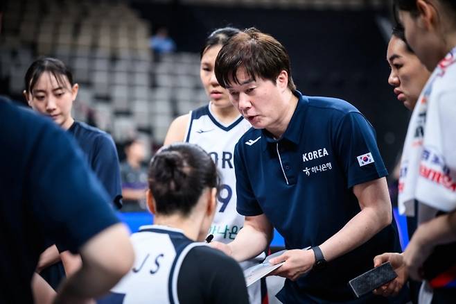 16일  중국 선전 스포츠센터에서 열린 2025 국제농구연맹(FIBA) 아시아컵 조별리그 인도네시아와의 A조 3차전에서 작전을 지시하는 박수호 한국 여자농구 국가대표팀 감독. 국제농구연맹 제공