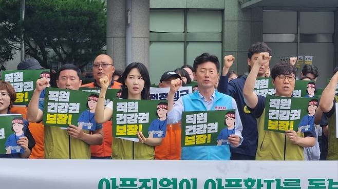 성가롤로병원 노조원 등이 병원 앞에서 기자회견을 열고 “아픈 직원이 아픈 환자를 돌보고 있는 상황이다”며 직원들의 건강권 보장을 요구하고 있다.
